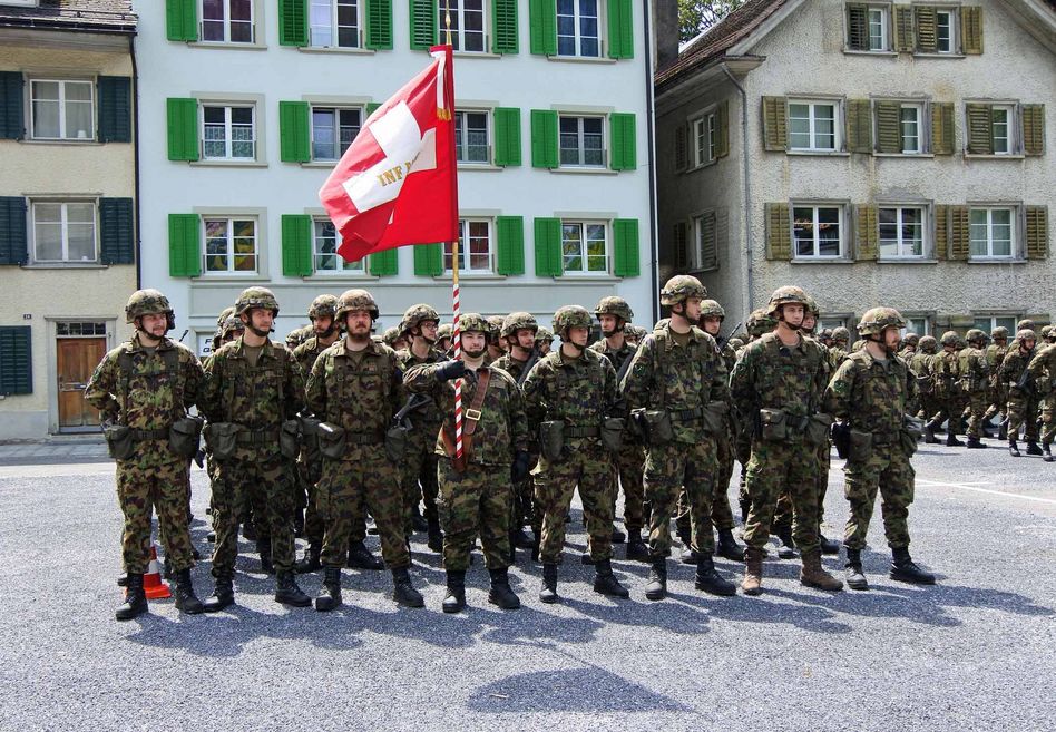 Aufmarsch der Bataillonsfahne auf dem Zaunplatz (Bilder: hasp)