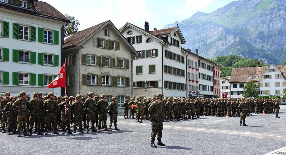Das Bataillons vor der Fahnenabgabe auf dem Zaunplatz in Glarus