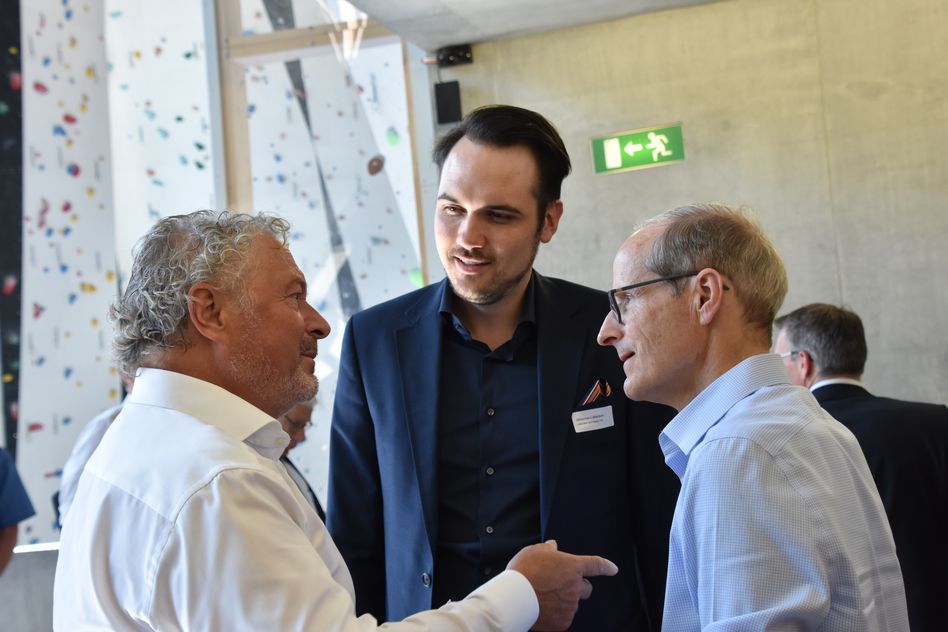 Regierungsrat Andrea Bettiga (links) im Gespräch mit Johannes Läderach und Carl Elsener