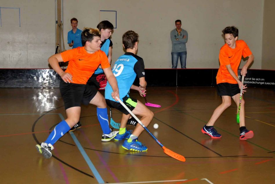 Unihockey ist ein dynamisches Spiel, das viel Laufarbeit und Zusammenspiel erfordert (Bilder: r.etter)