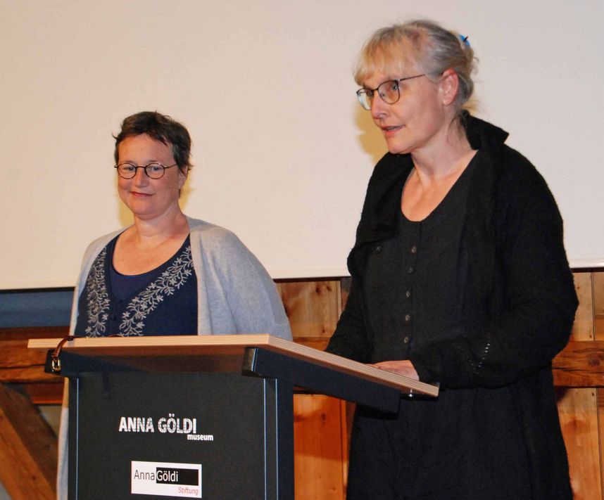 Baeschlin Verlagsleiterin Gabi Ferndriger präsentiert der Leserschaft Buchautorin Dr. Nicole Billeter (Bilder: hasp)