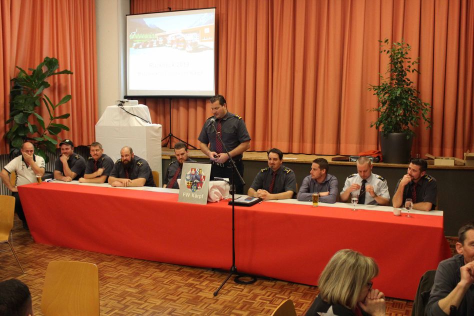 Das Kader der Feuerwehr Kärpf bei der Präsentation der verschiedenen Jahres-Rückblicke der einzelnen Züge.