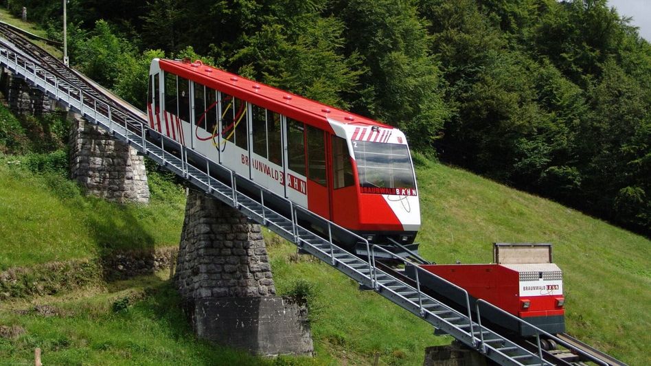 Die Braunwald- Standseilbahn ist seit 1907 die Verbindung nach Braunwald auf 1300 Meter und bringt in nur 7 Minuten täglich alle Fahrgäste sicher und schnell an ihr Ziel. (Bild: zvg)