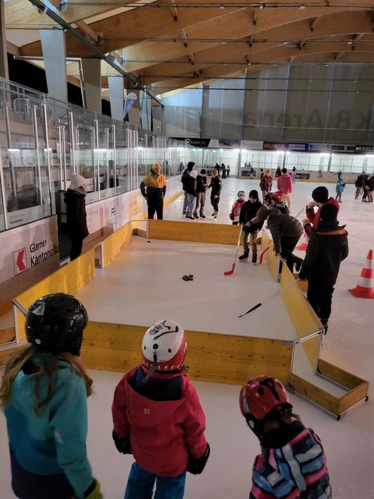 Das Hockey-Billard auf dem Eisfeld der GLKB-Arena im Buchholz (Quelle: Gemeinde Glarus)