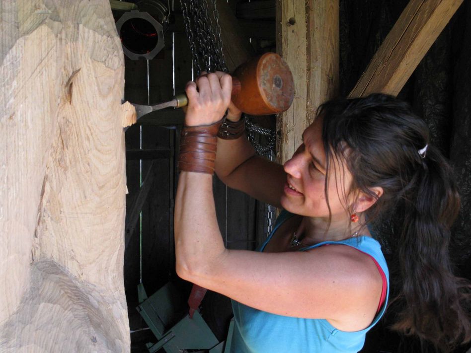 Martina Kreitmeier aus Vilsheim (GER) ist eine der fünf Frauen, die zusammen mit drei Männern an der 5. Internationalen HolzART-Woche Glarus teilnehmen.