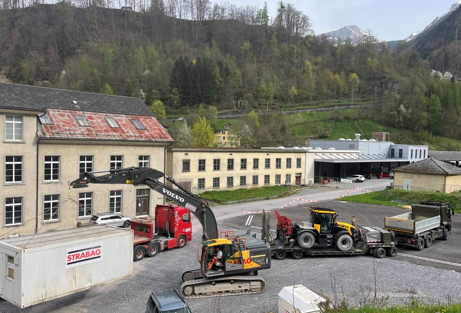 Links im Bild, der erste Bagger, welcher am 08. April 2024 von der Bauunternehmung angeliefert wurde. Rechts davon wird eine der beiden von der Armee eingesetzten Spezialmaschine für den Abtransport verladen. (Bilder: Gemeinde Glarus Süd)