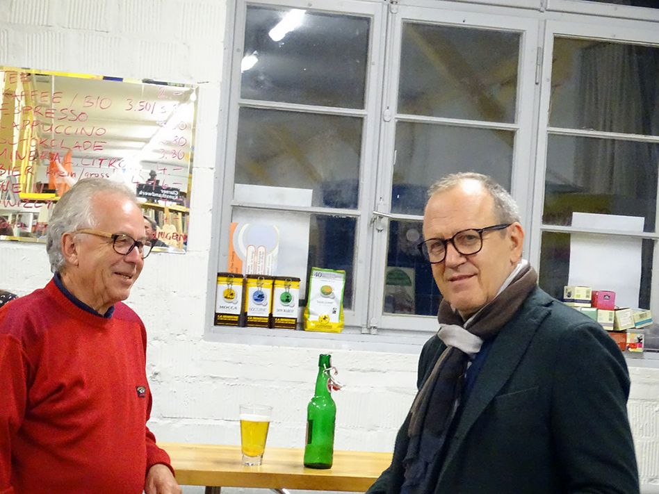 Hans Baumgartner (rechts) im Gespräch mit einem Besucher. (Bilder: pmeier)