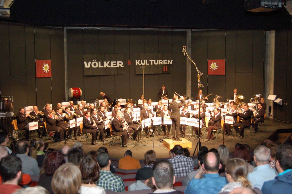 Impressionen vom Konzert der Harmoniemusik Glarus in der Aula der kanti Glarus (Bilder; kas)