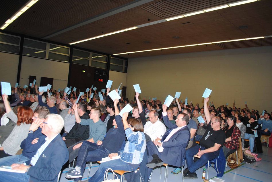 Abstimmung anlässlich der Gemeindeversammlung von Glarus Nord (Bild: a.lombardi)