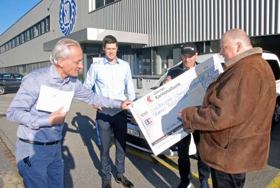 Mit grosser Freude darf Rollstuhl-Taxi-Vereinspräsident Heinz Knöpfl von SB-Geschäftsführer Andrea Girola einen Check in der Höhe von 2000 Franken entgegennehmen