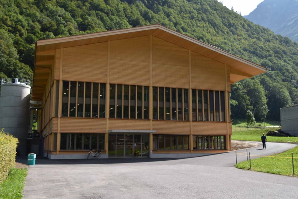 So präsentiert sich die neue Produktionshalle der Firma Marti Holzbau AG in Matt (Bilder: e.huber)