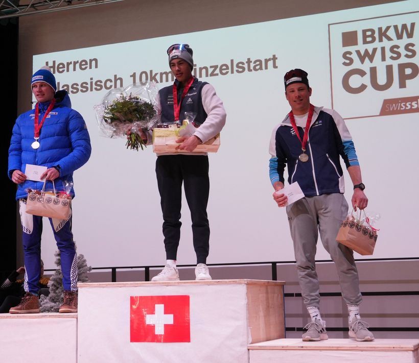 Foto: proNordic zeigt Severin Bässler auf dem 3. Rang im Einzelstart neben Fabrizio Albasini (1.) und Curdin Rätz (2.) beide SC Alpina St. Moritz