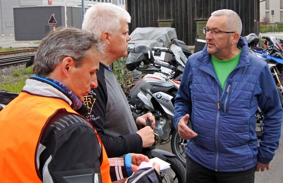 Parcours-Chef Armin Gallati (recht) im Gespräch mit MC Linth-Präsident Markus Rusterholz (Bildmitte)