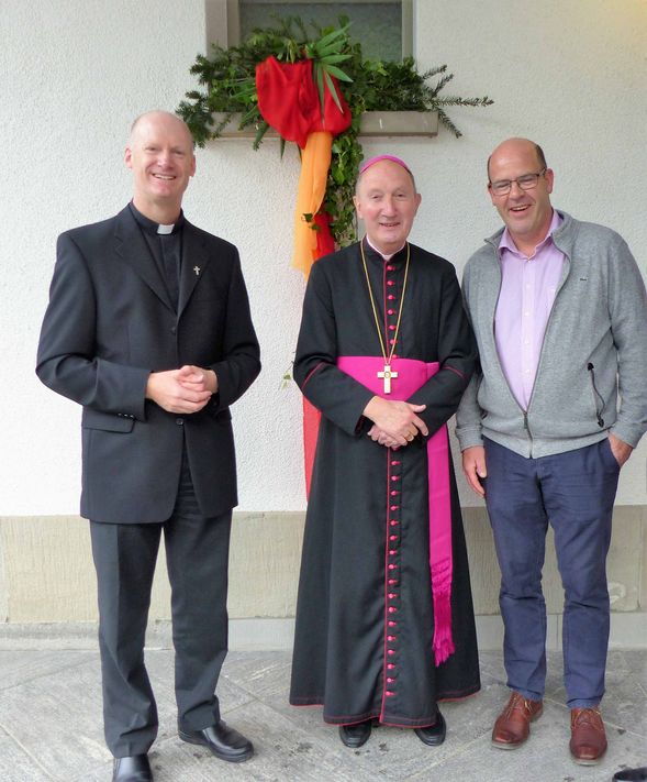Bischof Peter Bürcher , Pfr. Theo Füglistaller und der abtretende Kirchenpräsident Roger Fischli (Bilder: m.neeracher)
