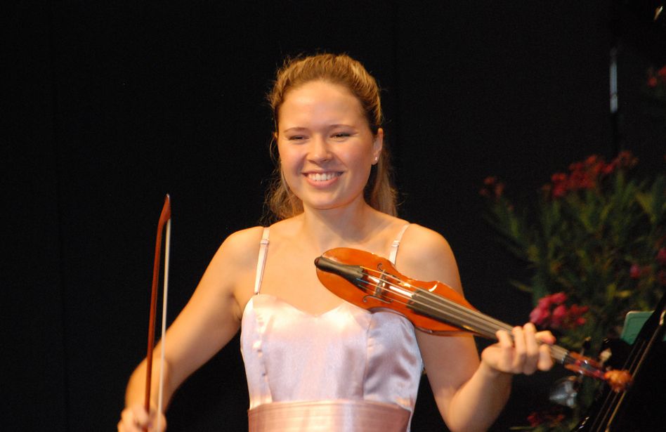 Anna Schultsz – eine Musikstudentin verzauberte die Glarner mit ihrer Violine
