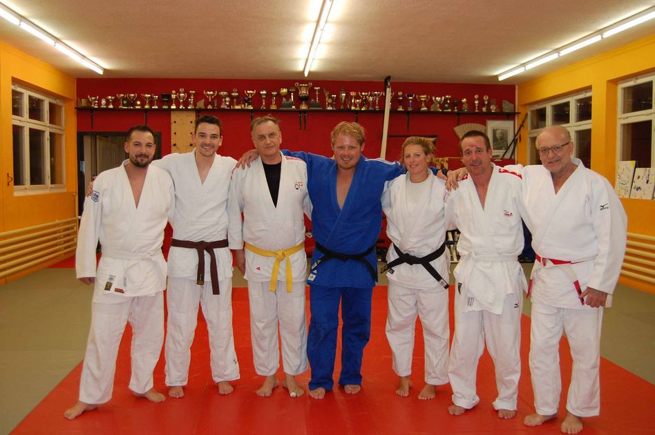 Mimmo Nicoletti, ganz rechts, mir seinen Teilnehmerinnen-und Teilnehmern des Ü30-Judokurses in Niederurnen. (Bilder: zvg)