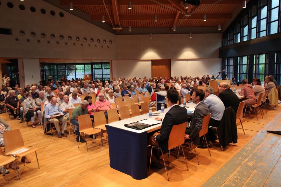 Die Gemeindeversammlung Glarus Süd beschliesst einen 10-Mio.-Umbau des in die Jahre gekommenen Gemeindehauses. (Bilder: ernst willi)