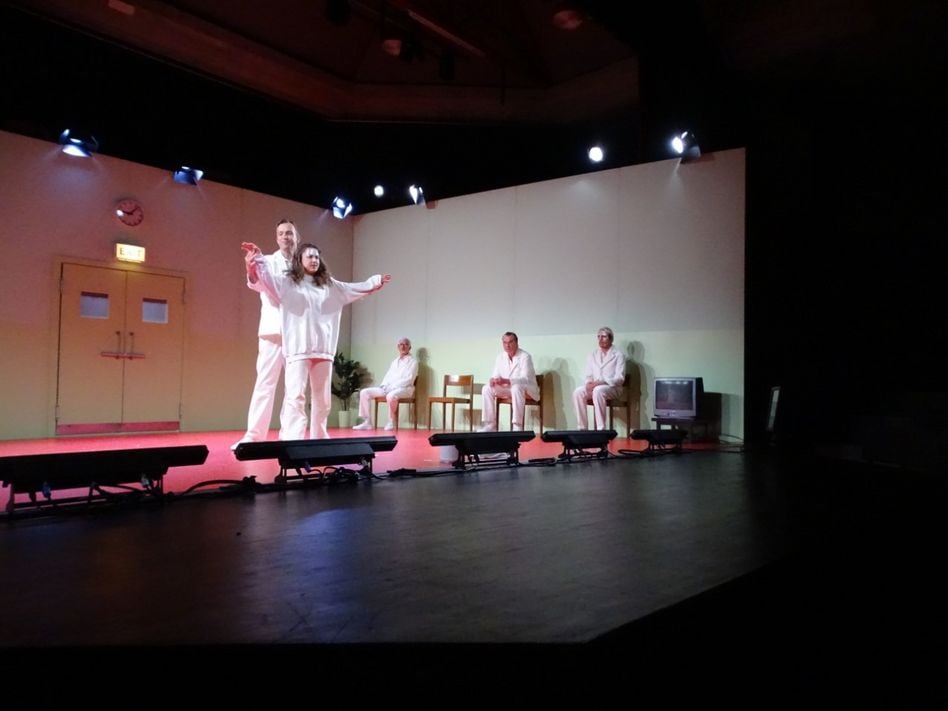 Aufführung von «Andorra» vom Theater Zürich in der Aula Glarus. (Bilder: p.meier)