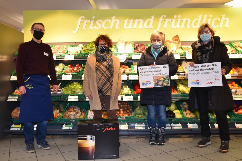 Christoph Müller gratuliert den Gewinnerinnen der dritten Ziehung der Pro Bon-Weihnachtsaktion: Julia Kilchherr, Susanne Seeger und Priska Geyer. (Bild: jhuber)