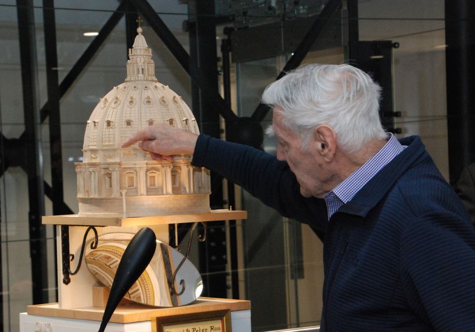 Kuppel vom Peters-Dom in Rom in der Glarner Kantonalbank ausgestellt (Bilder; hasp)