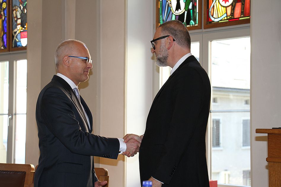 Feierlicher Moment: Der neue Synodepräsident Andreas Hefti (links) legt das Gelübde ab. (Bilder: mb)