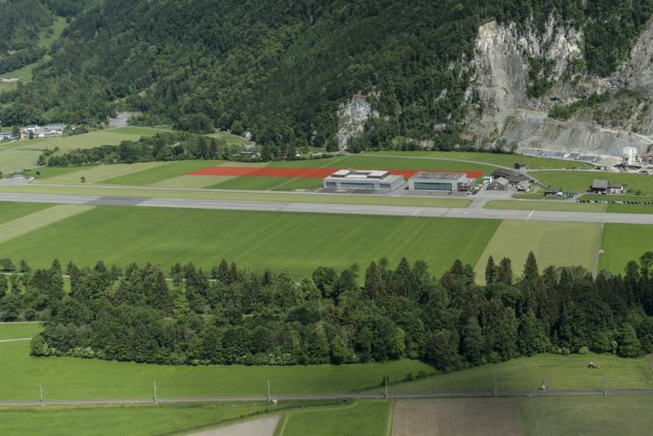Die neue Anlage wird auf dem rot markierten Gelände hinter dem bestehenden Hangar von Kopter (links) errichtet werden. (Bild: zvg)