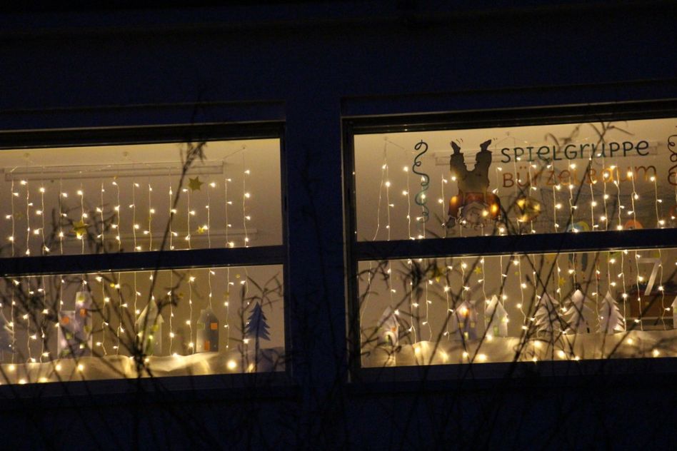 Streifzug durch Ennenda mit Blick auf die verschiedenen zur Adventszeit speziell geschmückten Fenster (Bilder: p.meier)