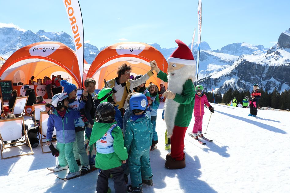 240 Familien am Migros Ski Day 2022 in Braunwald