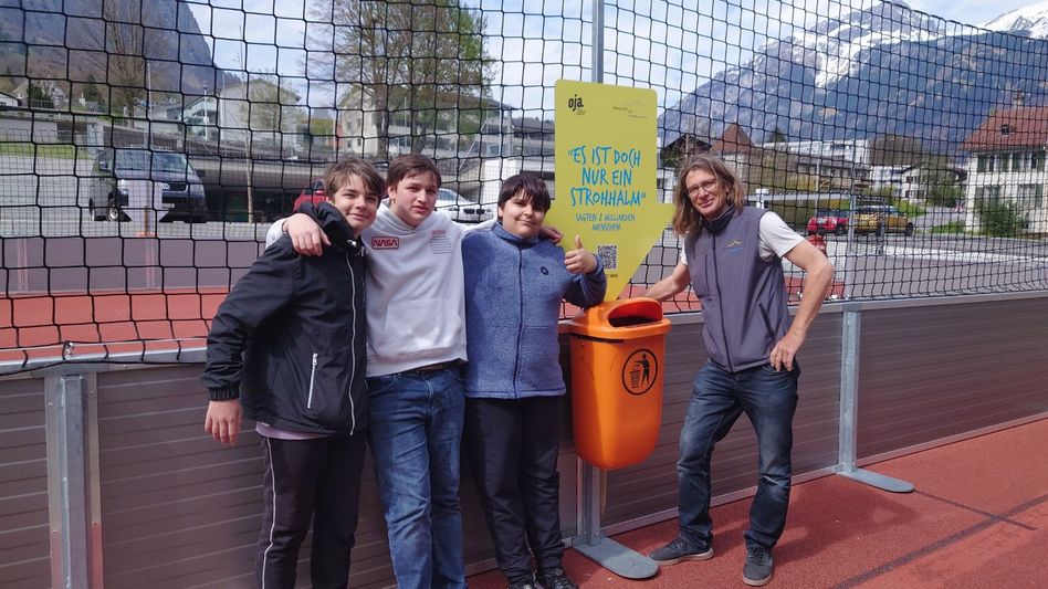 Jugendliche engagieren sich in Glarus Süd im OJA- Anti-Littering-Projekt. Im Bild v. l. n. r. Nicola, Joscha und Sinischa gemeinsam mit OJA-Jugendarbeiter Markus Kälin. (Foto: zVg.)