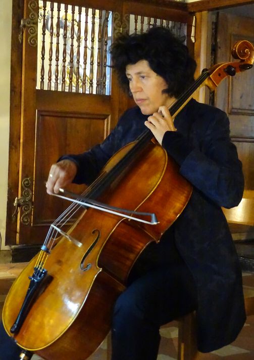 Anita Jehli, Cellistin und Dirigentin, leitet das Orchestrina Chur Samstag,2. Oktober 2021, 17.00 Uhr, Reformiere Kirche Schwanden (Bild: zvg)