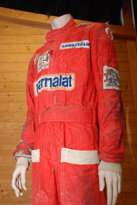 Original-Rennanzug von Niki Lauda, den er bei seinem schweren Unfall auf dem Nürburgringe getragen hat. Man beachte die Brandspuren am rechten Ärmel