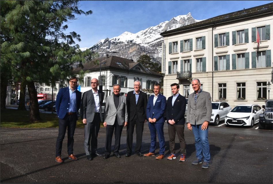Die Technischen Betriebe Glarus und die Swisscom starteten den Ausbau eines Glasfasernetzes in Glarus. (Bild: ehuber)