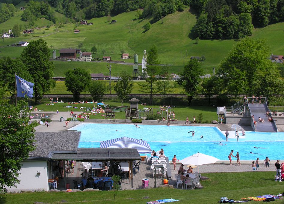 Am Tag vor der „Kalten Sophie“ wurde im Schwimmbad Schwanden die Saison 2008 schon mit vielen Badegästen zusammen eröffnet. (Bild: rzweifel) Während die Fontänen in der Badi Glarus Mädchen und Knaben zum Spielen inspirierte