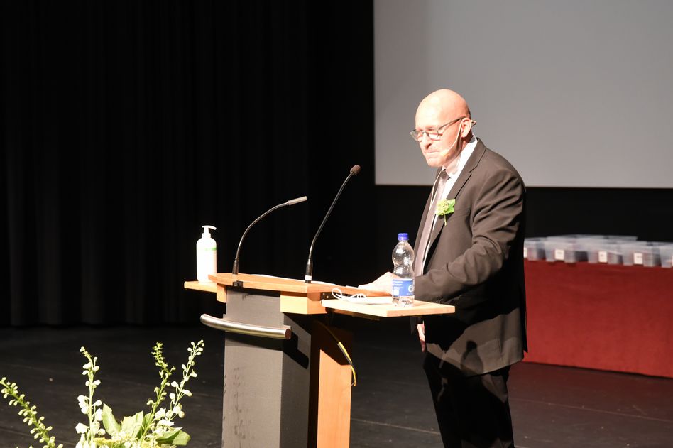 Zu letzten Mal leitete Rektor Michael Schlegel die Diplomfeier der KBS Glarus. (Bilder: jhuber)