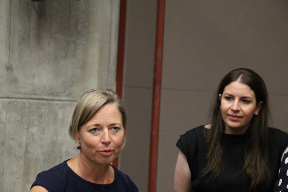 Dr. Katja Hornung, Rektorin der BZGS (links) und Shejma Hysenni (Sekretariat)