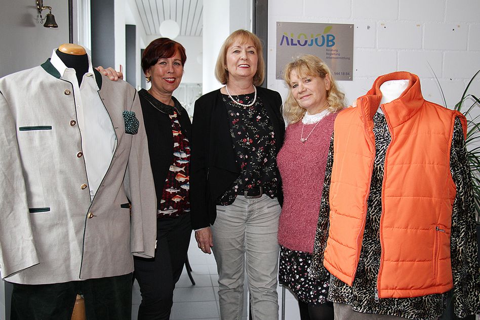 Annette Streuli, Brigitte Baumgartner und Reinhild Hirsch (von links) freuen sich über die schönen Kleider im Soli Shop Schwanden. (Bild: mb)