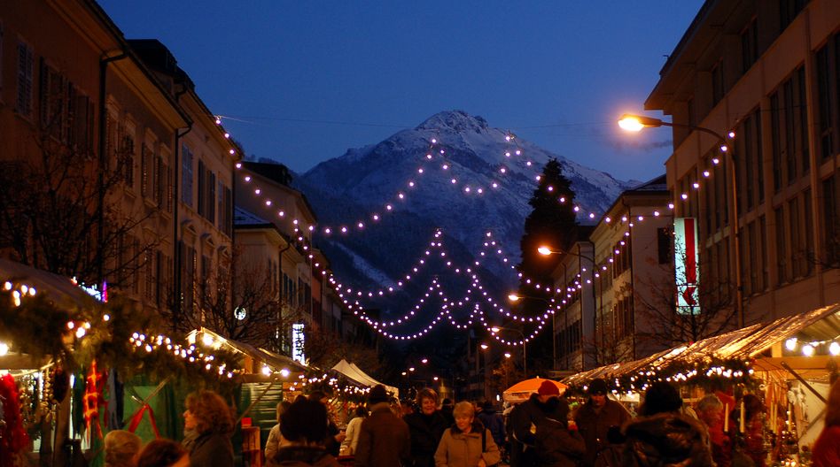 Die Stimmung war festlich: der Weihnachtsmarkt in Glarus lockte viele Besucher an (Biod: ehuber) Eine musikalische Darbietung: von der Musikschlue Glarus &quot; little big band&quot; (Bild: ehuber) Weihnachtsmarkt auf dem Rathausplatz; auch das Gebäude war leicht beleuchtet (Bild: ehuber)