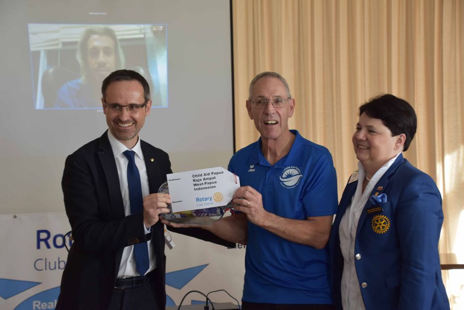 Urs Tscholl, Präsident Rotary Club Glaeus (links) und Magdalena Frommelt, Rotary District Governor (rechts) übergeben Walter Müller symbolisch die Spende von 15.000 Franken (Bilder: e.huber)