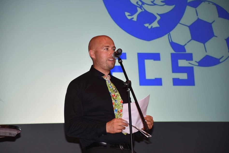 FC-Schwanden Präsident Jacques Marti eröffnet die Jubiläumsfeier im Gemeindezentrum Schwanden