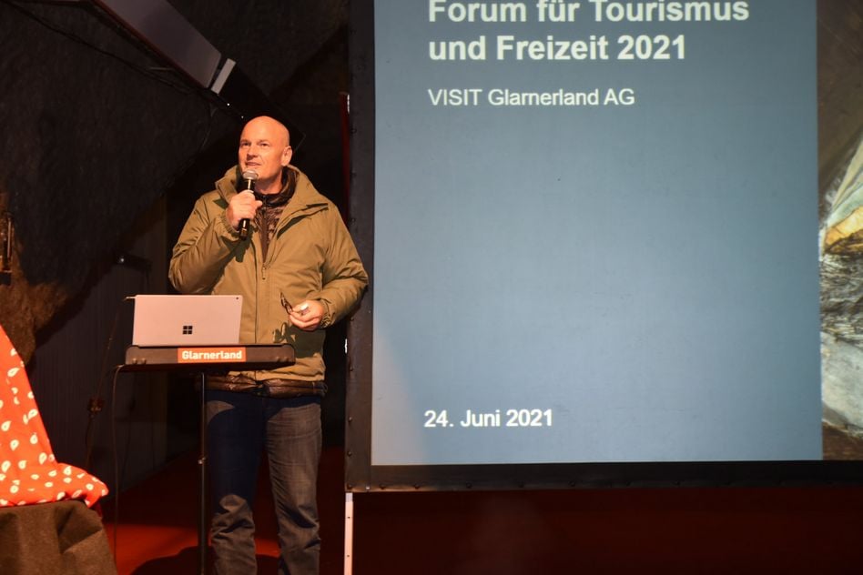 Manuel Rickenbach, Verwaltungsratspräsident von VISIT Glarnerland, eröffente das Forum. (Bilder: jhuber)