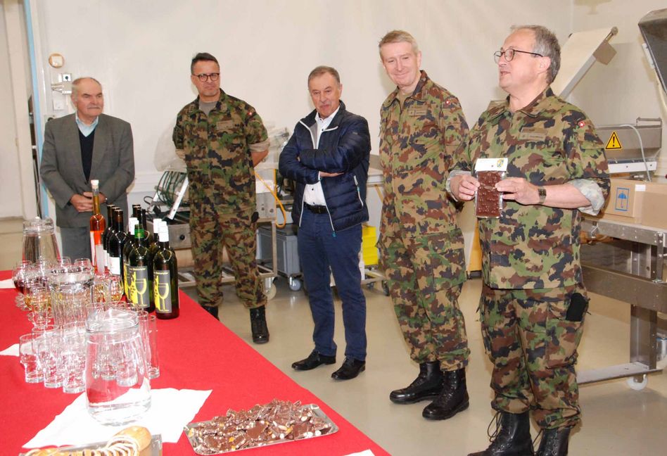 Major Hans Jörg Riem versüsst den Wehrmännern- und frauen den WK mit feiner Schokolade