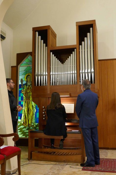 Eine Studentin der Musikakademie Beirut bespielt die Orgel des Klosters