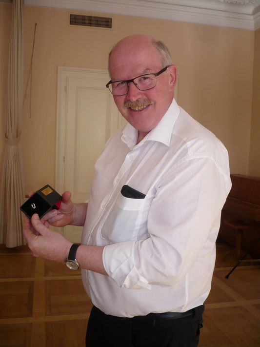 Jubilar Stefan Fässler mit der Goldenen-Meitschibei-Anstecknadel (Bild: zvg)