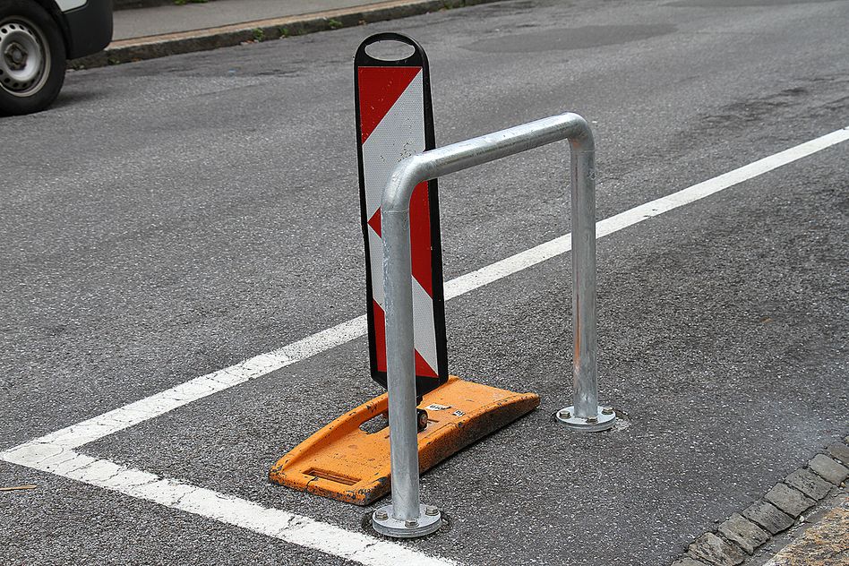 Die meisten Metallbügel stehen bei Kreuzungen, wo Autos aufgrund der geänderten gesetzlichen Vorschriften künftig nicht mehr parkieren dürfen. (Bilder: mb)