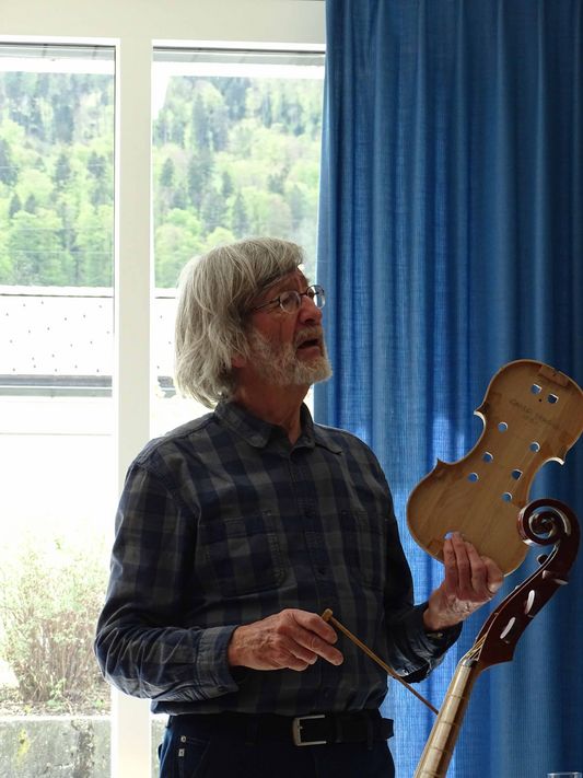 So entstehen und tönen Geigen – Ruedi Isler beim Seniorenverband