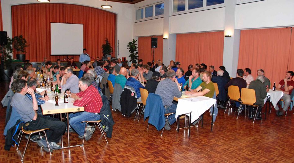 Rund 80 Mitglieder und Gäste nahmen an der 2. Hauptversammlung der Bauerngruppe Glarus Süd im Saale des Brauereigasthofs Adler in Schwanden teil. (Bilder: hasp)