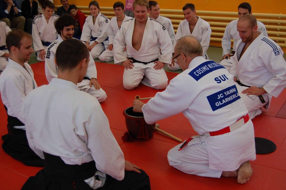 Shogun Mimmo Nicoletti verteilt den Sake an seine Trainer und die Gäste von Aikido Glarus.