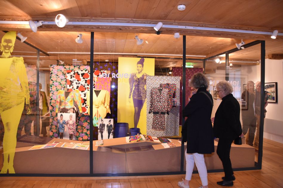 Der Freulerpalast blickte mit seiner farbenfrohen Ausstellung in die Blütezeit der Glarner Textilindustrie.