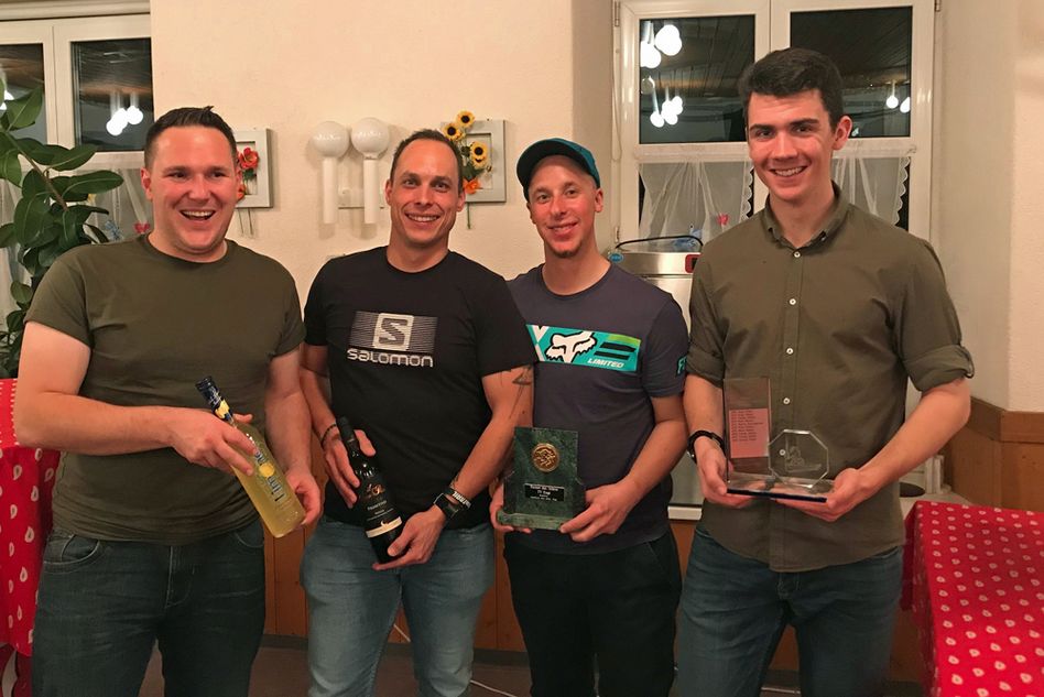 (von links nach rechts): Christian Streiff, Marc Bäbler (beide 20 Jahre aktives Turnen), Sven Marti (Turner des Jahres), Hannes Vögeli (Sieger der Jahresmeisterschaft)
