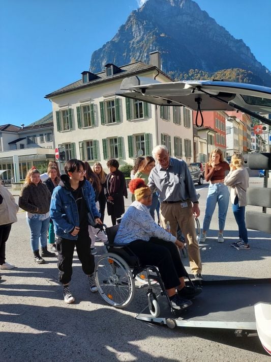 Pflegeschule Glarus und Glarner Rollstuhltaxi